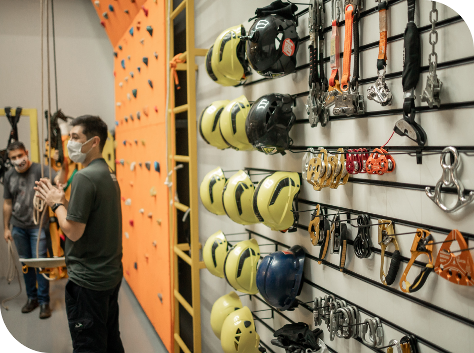Todos os equipamentos individuais necessários para as aulas são disponibilizados. Já a sala de aula é climatizada e pode receber até 12 alunos.
